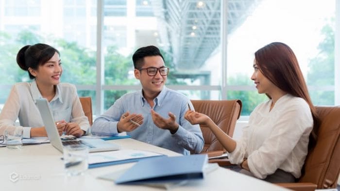 Trong giao tiếp thân mật, trêu là từ an toàn, dễ hiểu và chuẩn mực, được sử dụng phổ biến nhất
