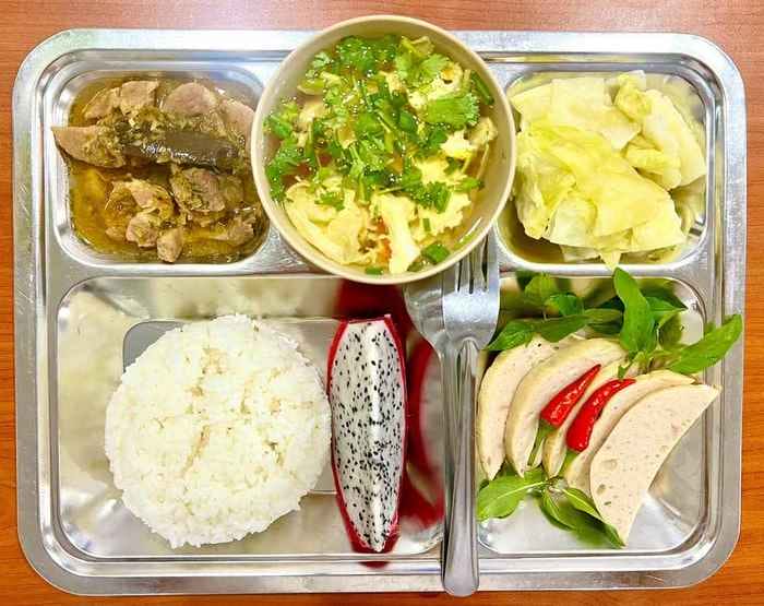  “Suất” là danh từ chỉ đơn vị phân chia theo tiêu chuẩn, định mức, ví dụ suất ăn, suất ưu tiên,...