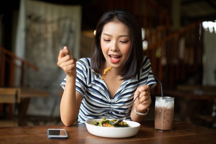 “Xuất sắc” thường dùng để khen, đánh giá tích cực, tạo cảm giác tích cực và gần gũi